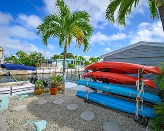 Waterfront Paradise in Florida Keys. Free use of Kayaks, and more! - Little Torch Key - Патіо