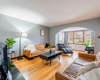 10 Minutes from Midway Airport Cozy Cottage Home - Berwyn - Oturma odası