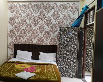 Icy Yellow Kridha Expo Stay - Greater Noida - Schlafzimmer