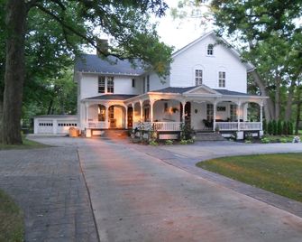 Charming River Rd Escape Circa 1860 - Youngstown - Building
