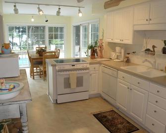Perfect Beach House Retreat for Your Family Vacation - Whitehall - Keuken