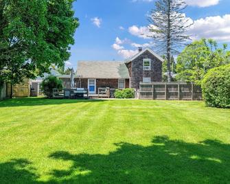 Village Gem walk to Main Street Fenced in property - Southampton - Building