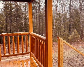 Charming Red Surry Cabin close to Acadia National Park and Bar Harbor - Surry - Balcón