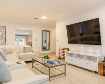 6 BR Villa Steps to Ocean Pool Sauna & Jacuzzi - Fort Lauderdale - Salon