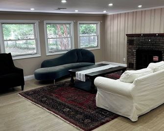 Hampton Style Summer Getaway - Spacious 4-bedroom house with private pool - Glen Head - Living room