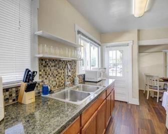 Cheerful Cottage Close to Beach - Long Beach