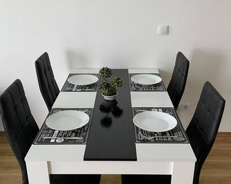 Cozy and spacious apartment -100 m from the beach - Primorsko - Jadalnia