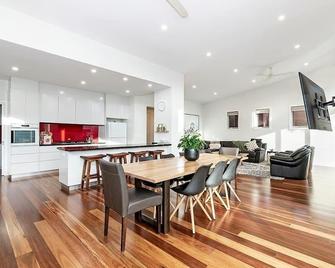 Ralihu Central Retreat-Portland Victoria - Portland - Dining room