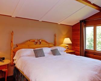Located On A Waterfront Golf Resort - Bobcaygeon - Bedroom