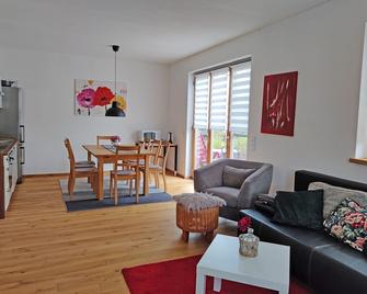 Vacation apartment Krottenmühl am Simssee, 55 sqm, first floor, 1 separate bedroom - Halfing - Sala de estar