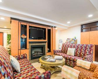 Quality Inn - Ashland - Living room