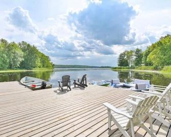 The Lake House - Free In House Arcade, Golf Green And 9 Hole Mini Putt Course - Madoc - Balcón