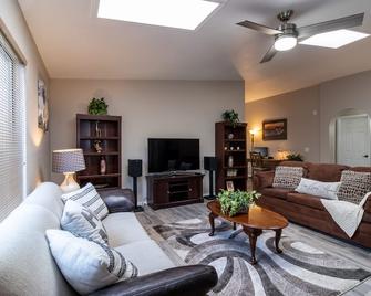 Territorial Oasis 3BR/2BA centrally located in Sierra Vista - Sierra Vista - Sala de estar