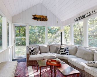 Moat Mountain Retreat - Conway - Wohnzimmer