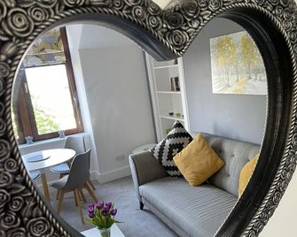 No 10 Immaculate City Centre, Top Floor 2 Bed Flat with Free Parking - Inverness - Pokój dzienny