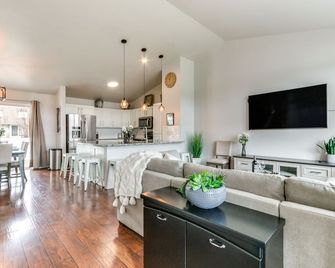 Spokane Valley Home w/ Fire Pit - 1 Mi to Trails! - Spokane Valley - Living room