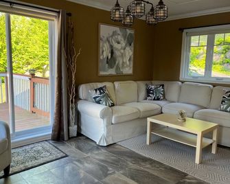 Beautiful lake front cottage located in St-Adolphe-D'Howard on Lake Garry.. - Saint-Adolphe-d'Howard - Salon