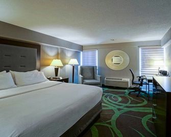 Holiday Inn Manhattan At The Campus By IHG - Manhattan - Sypialnia