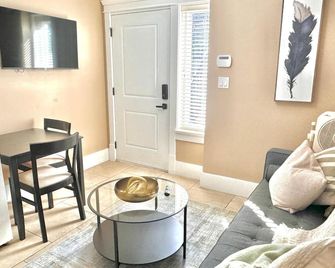 Cozy 1 Bedroom Suite - Vancouver - Living room