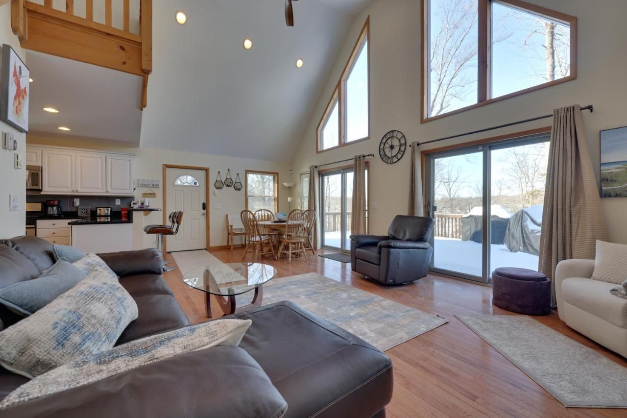 Large Deck And Resort Amenities Lake Ari