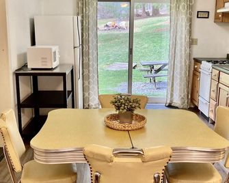 The Cook Forest-dog friendly-free firewood-a/c - Cooksburg - Dining room