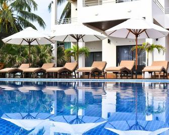 1-Bedroom Beach Suite at The Ellysian - Placencia - Piscina