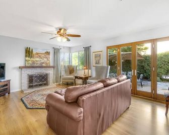 Beautiful Home in Northwest Napa - Napa - Living room