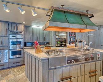 Unique 6BR Lodge w/ Private Hot Spring Pool! - Bliss - Kitchen