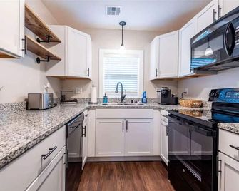 Adorable, Peaceful Hidden Stone -Walk to City Park - Manhattan - Kitchen