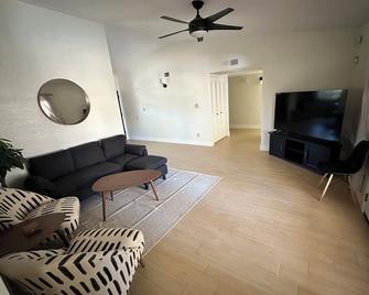 Next Getaway Home-3 Rooms, 4 Bed, 2 Bath, Backyard - Mesa - Sala de estar