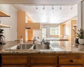 Super-Efficient Studio with Full Kitchen Balcony & Smart Sleeping Options - Kirkwood - Cocina