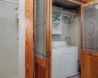 Charming 2 Bedroom Cabin in Nature with Antique Furnishings, Fire Pit, and More! - McMinnville - Lavandería