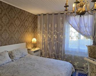 Spacious 6-bedroom house in terrific Bern with fitness room, WiFi - Berna - Habitación