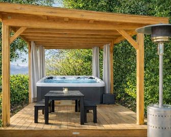 Beachfront Retreat with Hot Tub, Kayaks & Fire pit - Clinton - Patio