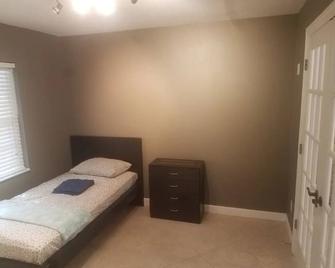 Cheerful & Peaceful 3 Bedroom 1 Bathroom Home - Casselberry - Bedroom