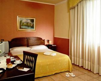 Hotel Federico II - Naples - Bedroom