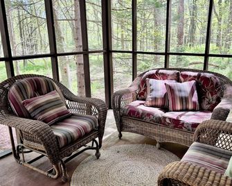 Little Red Cabin in Coolfont Mountainside Community, Berkeley Springs, WV - Berkeley Springs - Living room