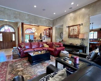 Bella Vita Estate Luxury Home With Hot Tub on Golf Course - Baker City