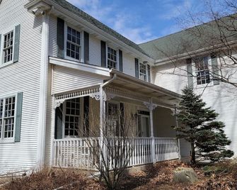 3000 sq ft home - Private 25 acres on a river - 45 min from Milwaukee or Madison - Burlington - Budova