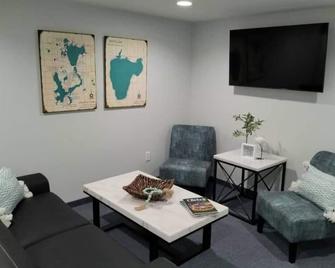 2 bedrooms with queen beds. - Arnolds Park - Olohuone