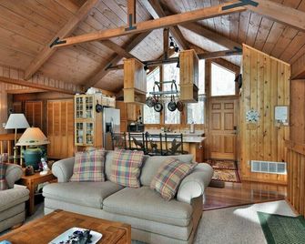 Cottage at Missing Acre 3 Bedroom Home on Lake Namakagon - Clam Lake - Living room