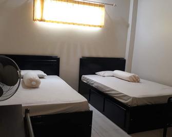 OYO 91162 Homestay Ansyariah Syariah - Palu - Schlafzimmer