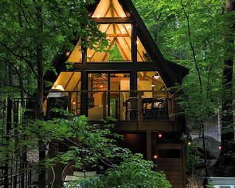 Wilewood A-Frame, Romantic Treehouse Getaway, Hot Tub - Abbeville