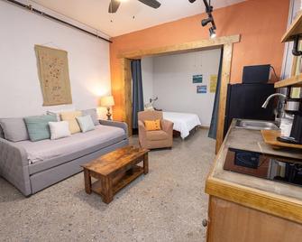 Hartwell Suites - Hartwell - Living room