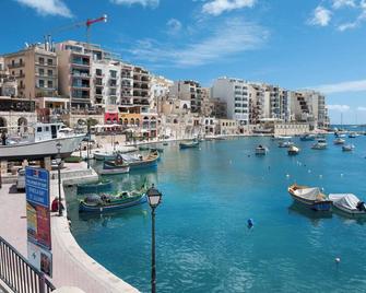 Modern Apartment steps from Balluta Bay - St. Julian's