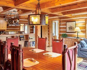 Beautiful And Comfortable Log Home With Mountain Views - Whitehorse - Dining room