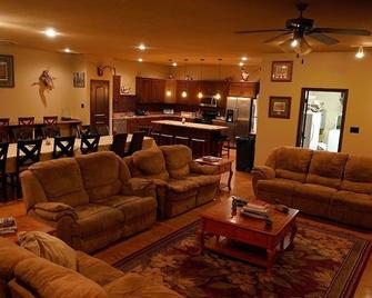 4800 sq ft Lodge that can accommodate up to 23 guests! - Jonesboro - Living room
