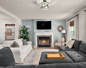 Serene Ocean Pines Cottage - Great for families & close to all area attractions! - Ocean Pines - Living room