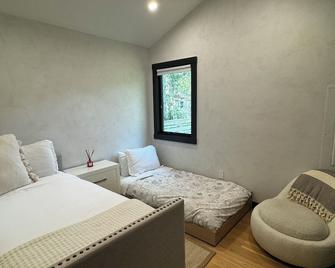 Serene Beach Bungalow - Hampton Bays - Bedroom