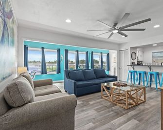 Tranquil Tortuga Lake View Central Destin - Destin - Living room